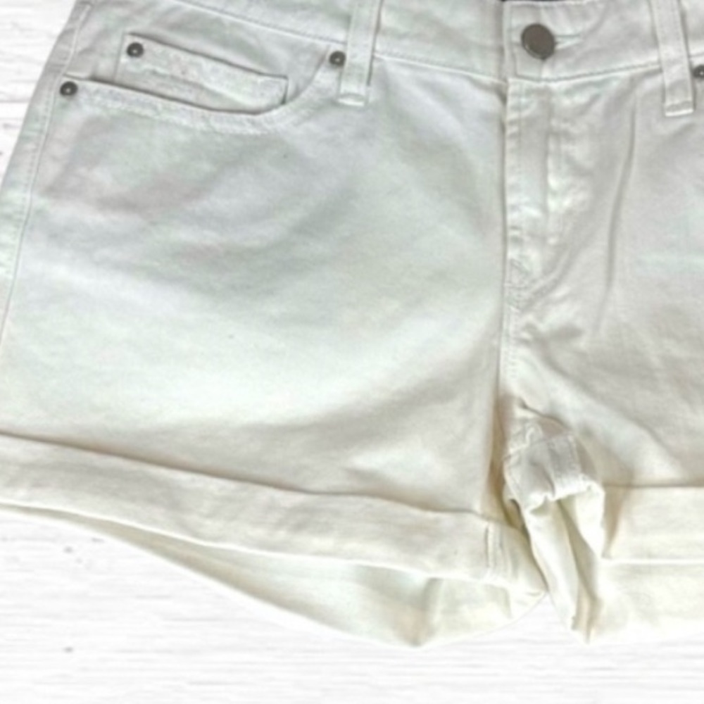 White gap shorts. Lightly worn in very condition